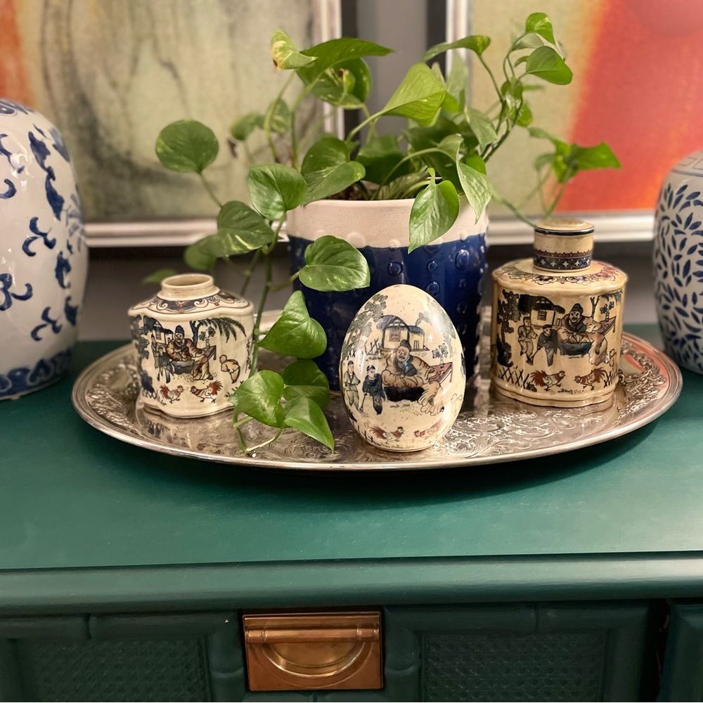 Vintage Set of Chinese Bombay Vases and Egg
